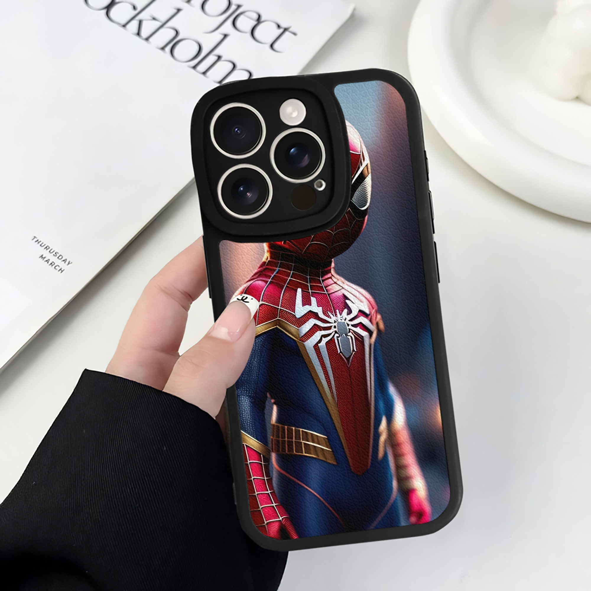 Spider Man スパイダーマン 【iPhone 16シリーズ対応】シリコンスマホケース（レザー調） 材質：シリコン